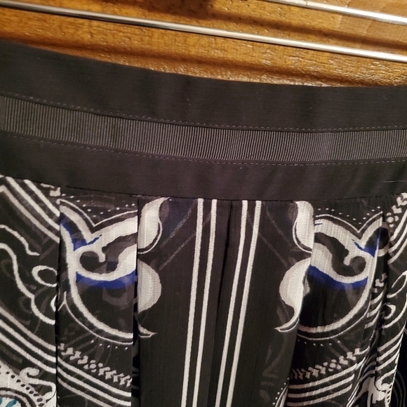 White House Black Market Pleated, Zips on side, white, black, and red. Size 4 - Picture 2 of 7